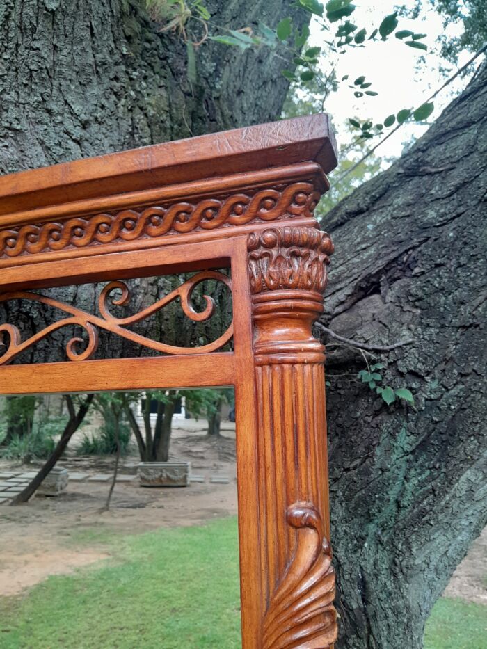 A 20th Century Set of Carved Wooden Console Table with Matching Mirror - Image 10