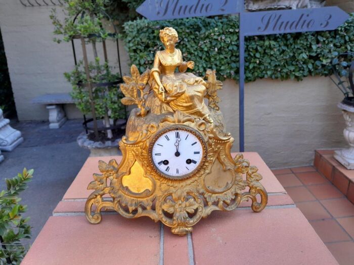 A 19th Century French Gilt Spelter Clock with Pendulum and Key - Image 2
