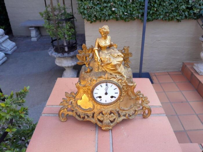 A 19th Century French Gilt Spelter Clock with Pendulum and Key - Image 3