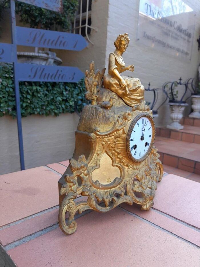 A 19th Century French Gilt Spelter Clock with Pendulum and Key - Image 4