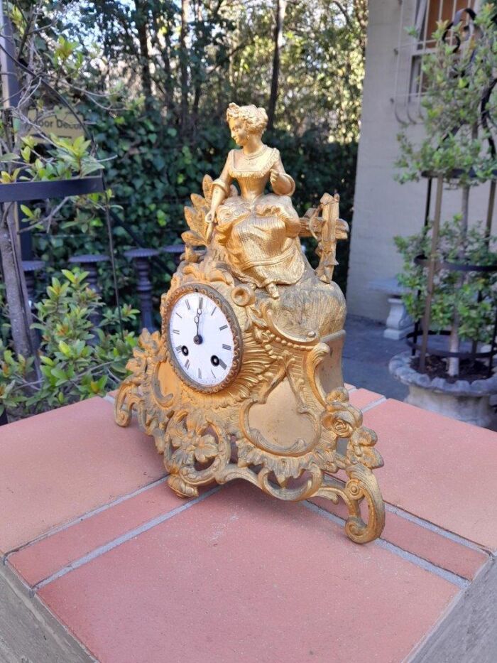 A 19th Century French Gilt Spelter Clock with Pendulum and Key - Image 5