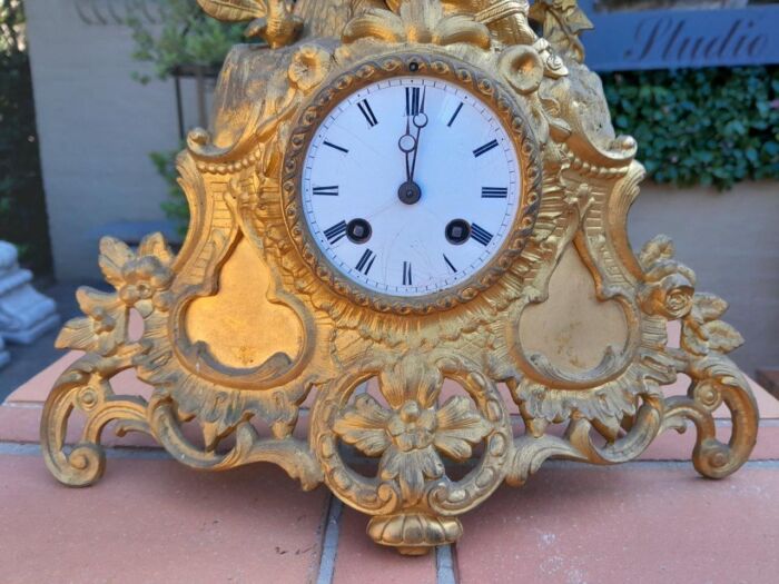 A 19th Century French Gilt Spelter Clock with Pendulum and Key - Image 6