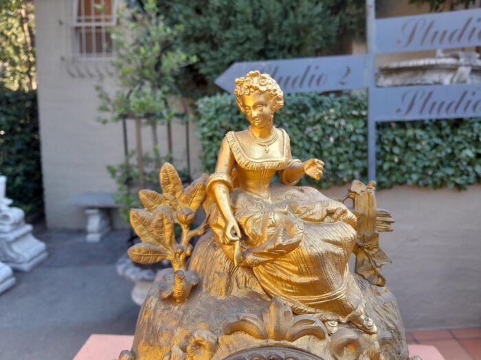 A 19th Century French Gilt Spelter Clock with Pendulum and Key - Image 7