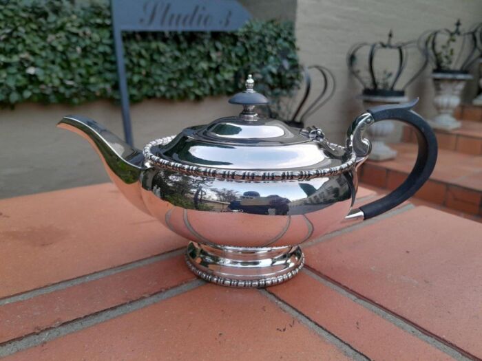 A 20th Century Silver-Plated Walker and Hall 4 piece Tea Set with Wooden Handles - Image 7