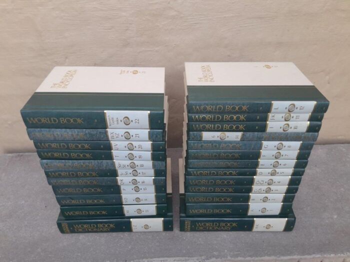 A 20TH Century Set of Twenty Four (24) Volumes of a Complete Set of World Book Encyclopaedia including 2 Dictionaries - Image 4