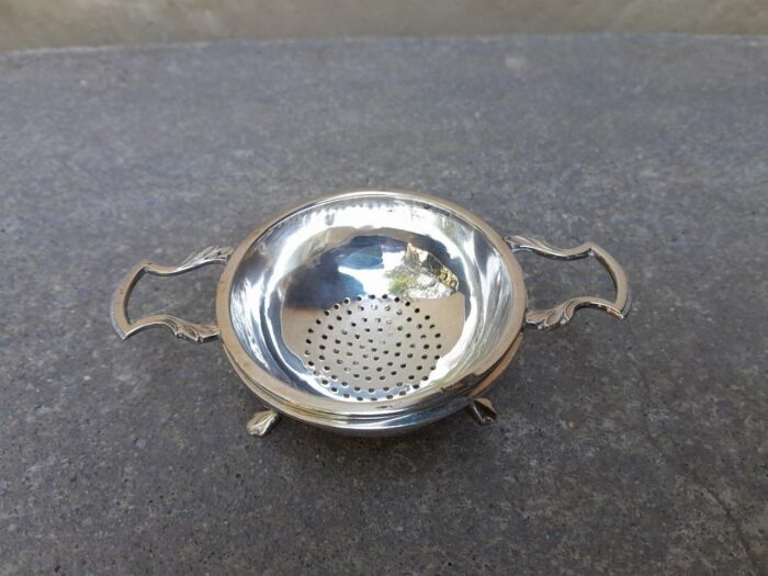 An English Elizabeth II Circa 1956 Georgian-style  Silver Tea Strainer  on Feet  Dimensions:  3.5cmH x 12cmD (Weight 61g) - Image 2