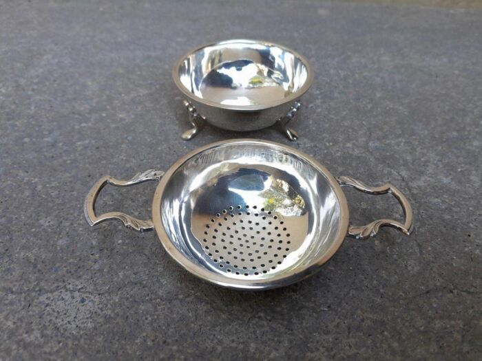 An English Elizabeth II Circa 1956 Georgian-style  Silver Tea Strainer  on Feet  Dimensions:  3.5cmH x 12cmD (Weight 61g) - Image 3
