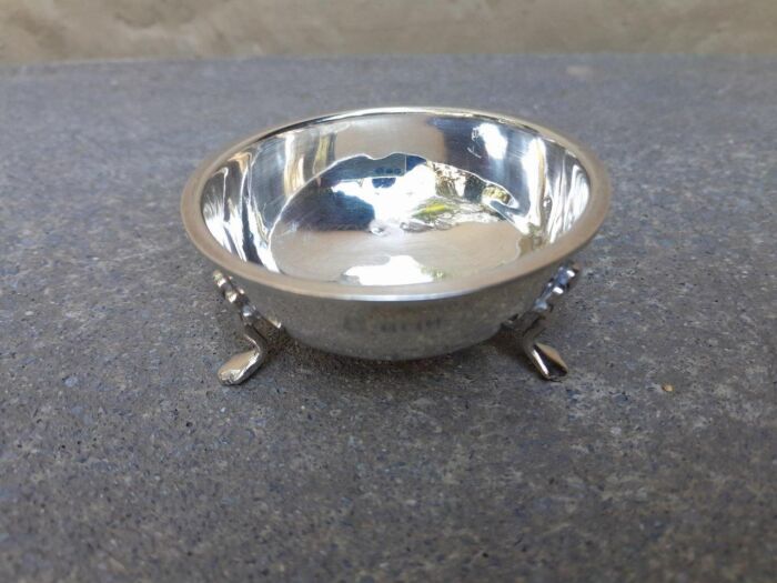 An English Elizabeth II Circa 1956 Georgian-style  Silver Tea Strainer  on Feet  Dimensions:  3.5cmH x 12cmD (Weight 61g) - Image 4