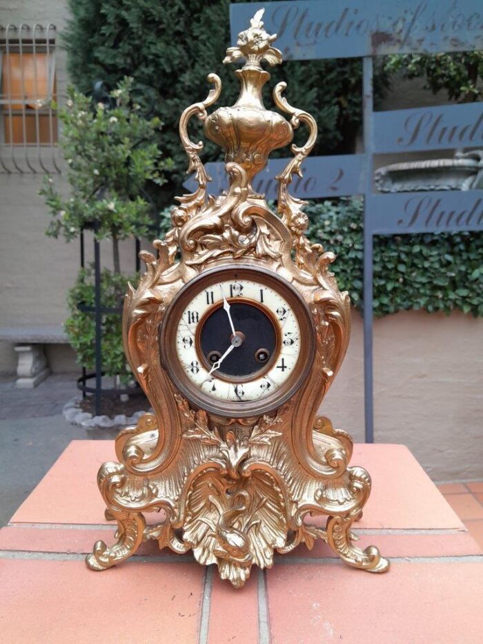 An Antique French Rococo Style Ormolu Clock with Key - Image 2