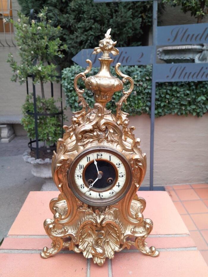 An Antique French Rococo Style Ormolu Clock with Key - Image 3