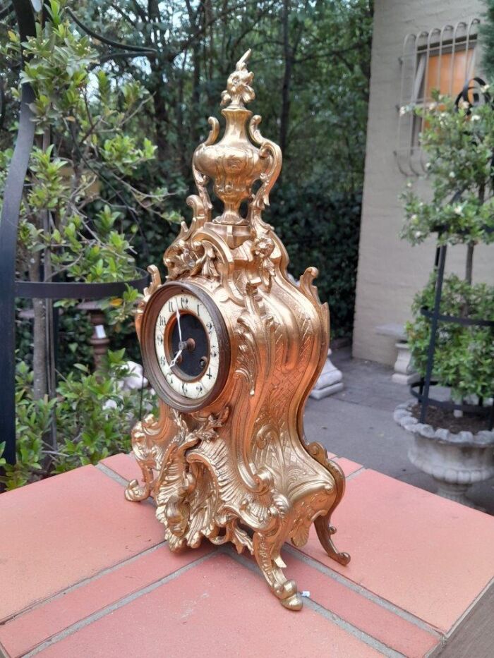 An Antique French Rococo Style Ormolu Clock with Key - Image 4