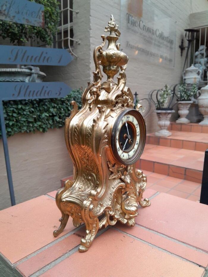 An Antique French Rococo Style Ormolu Clock with Key - Image 5