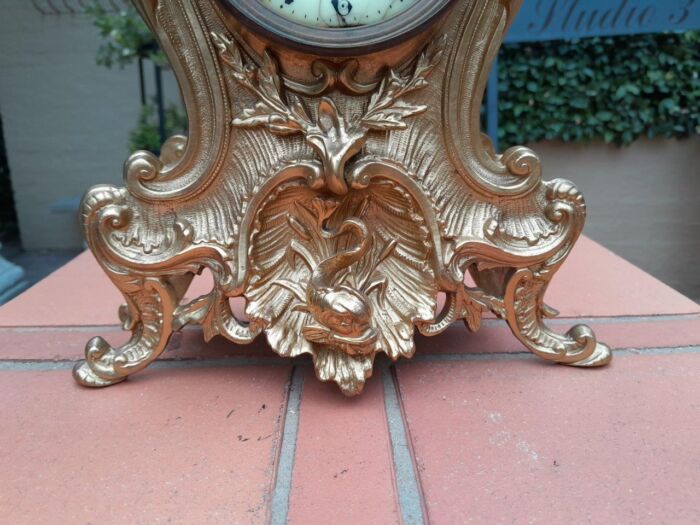 An Antique French Rococo Style Ormolu Clock with Key - Image 6