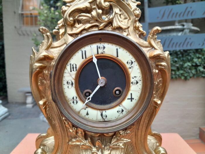 An Antique French Rococo Style Ormolu Clock with Key - Image 7