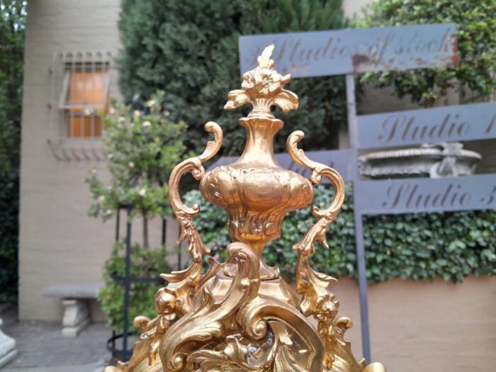 An Antique French Rococo Style Ormolu Clock with Key - Image 8