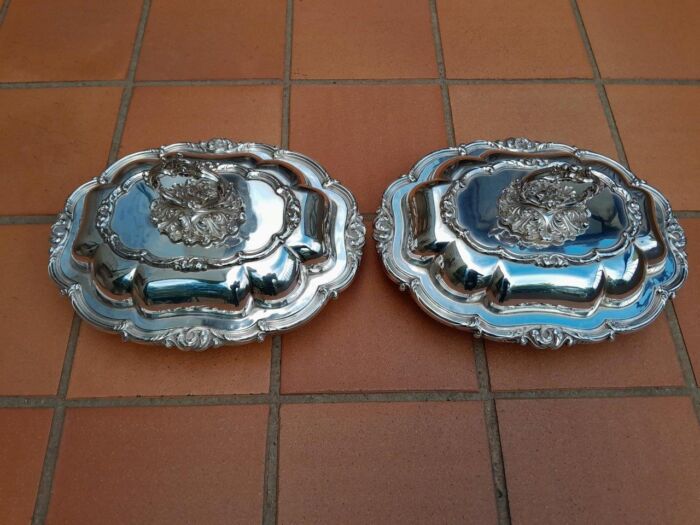 A 20TH Century Pair of Heavy Silver Plate Entrée Dishes with Stamp Angora AA  - Image 2
