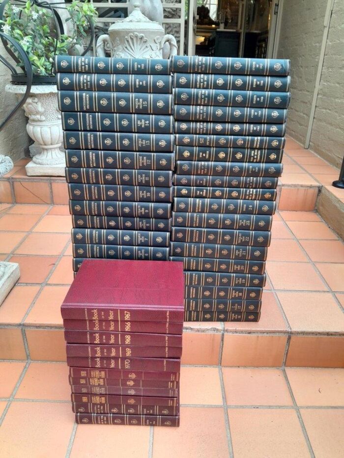 A Mid 20th Circa 1950s Encyclopaedia Brittanica English London Set 0f Volumes 1 to 25 with Additions Ltd - Image 2