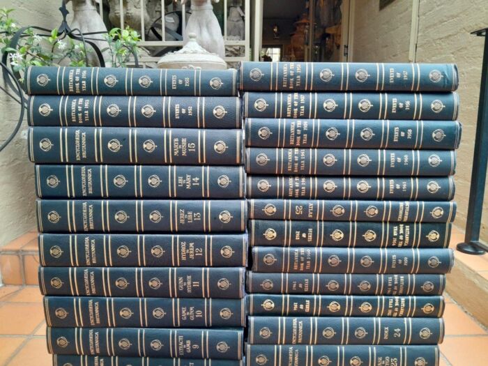 A Mid 20th Circa 1950s Encyclopaedia Brittanica English London Set 0f Volumes 1 to 25 with Additions Ltd - Image 5