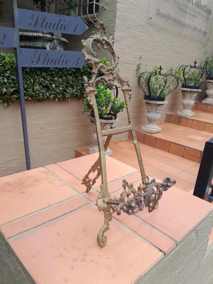 An Ornate Floral Carved Victorian Style Brass Picture, Book / Plate Easel - Image 3