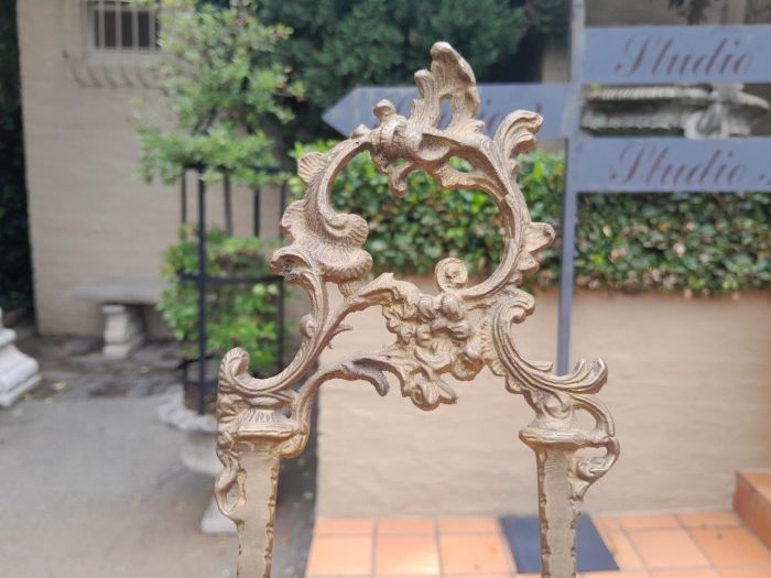 An Ornate Floral Carved Victorian Style Brass Picture, Book / Plate Easel - Image 5