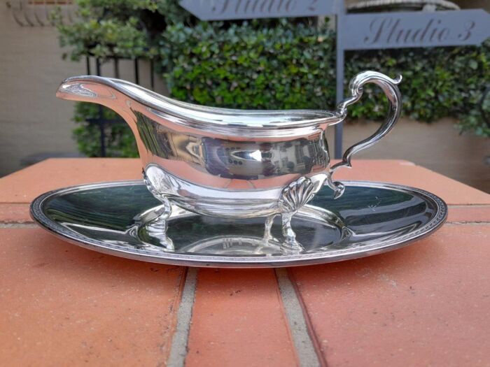 A 20th Century Sheffield Silver Plate Gravy / Sauce Boat With Matching Underplate By Mappin & Webb - Image 2