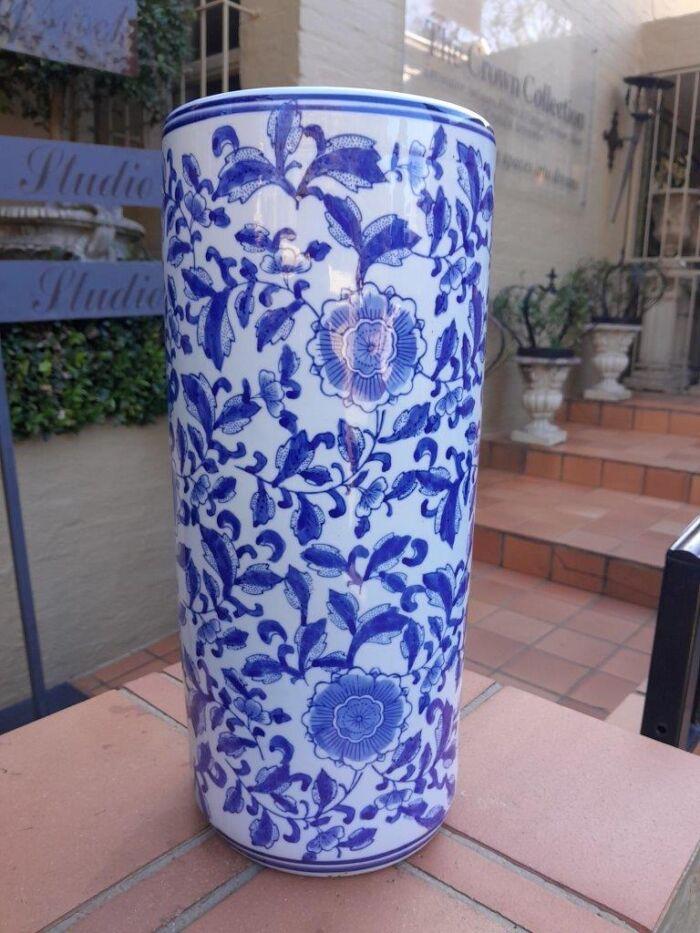 A 20th Century Blue And White Floral Ceramic Holder - Image 4