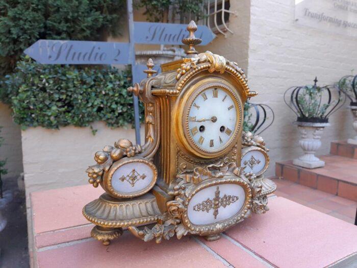 An Antique 19th Century French Gilt Metal Clock With Pendulum And Key In Working Condition - Image 3