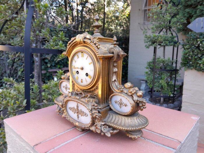 An Antique 19th Century French Gilt Metal Clock With Pendulum And Key In Working Condition - Image 4