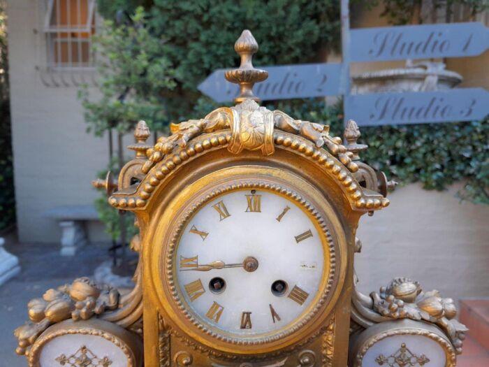 An Antique 19th Century French Gilt Metal Clock With Pendulum And Key In Working Condition - Image 6