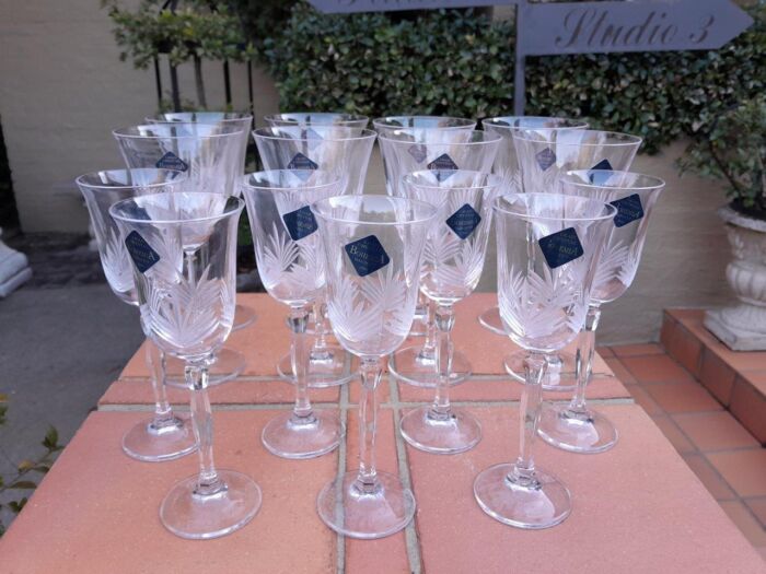 A Set Of Fifteen Bohemia Hand-Cut Crystal Red And White Wine Glasses In Boxes (Comprising Eight Red Wine And Seven White Wine Glasses) - Image 2