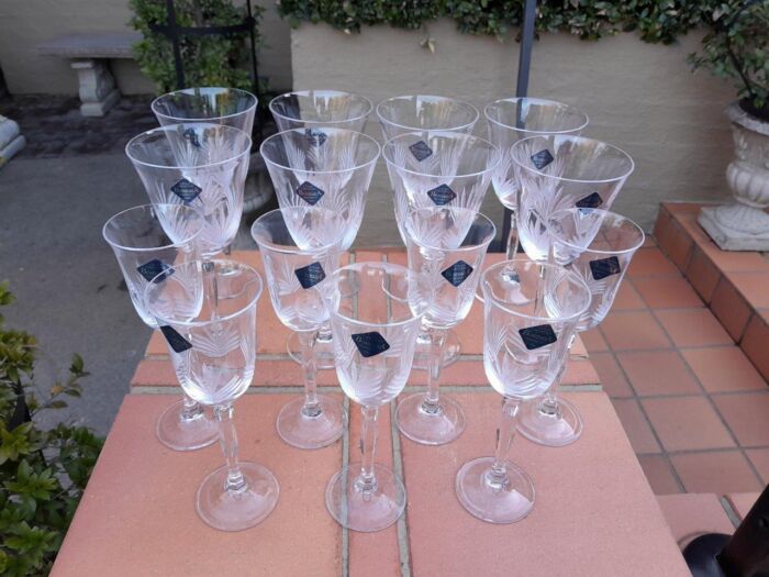 A Set Of Fifteen Bohemia Hand-Cut Crystal Red And White Wine Glasses In Boxes (Comprising Eight Red Wine And Seven White Wine Glasses) - Image 3