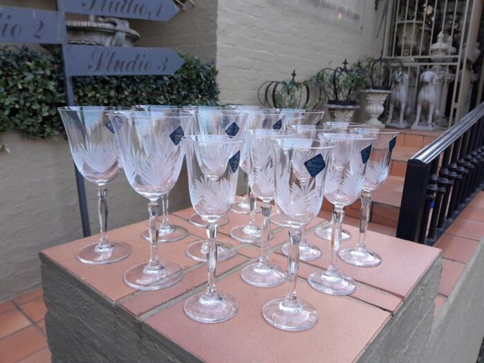 A Set Of Fifteen Bohemia Hand-Cut Crystal Red And White Wine Glasses In Boxes (Comprising Eight Red Wine And Seven White Wine Glasses) - Image 4