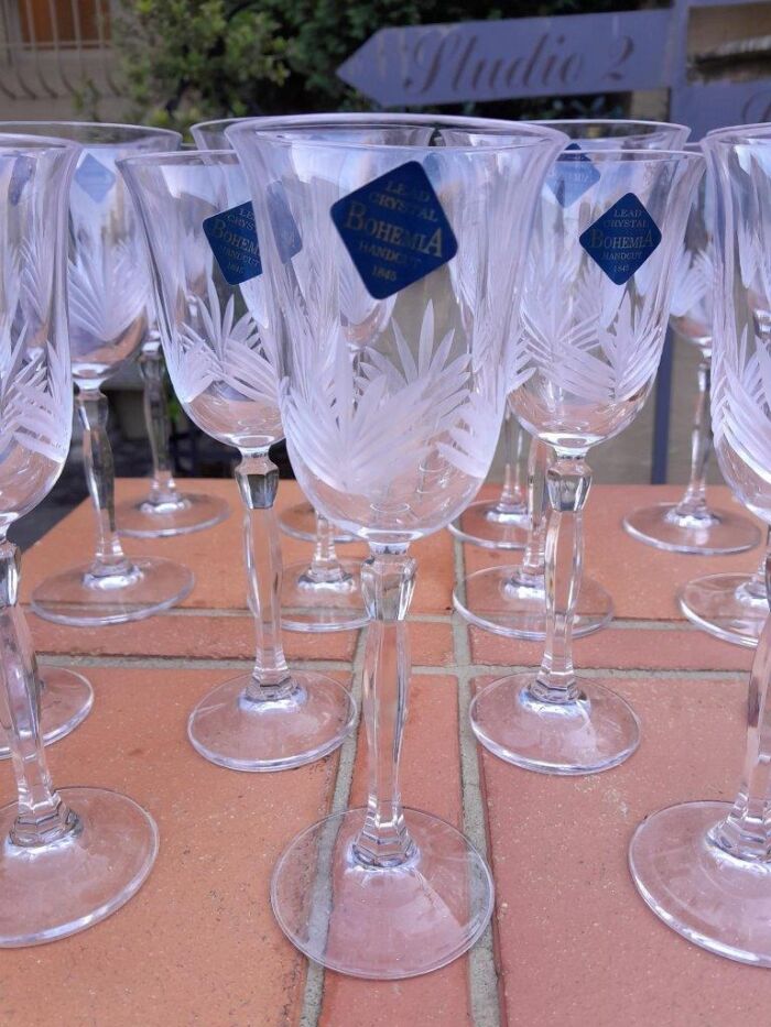 A Set Of Fifteen Bohemia Hand-Cut Crystal Red And White Wine Glasses In Boxes (Comprising Eight Red Wine And Seven White Wine Glasses) - Image 5