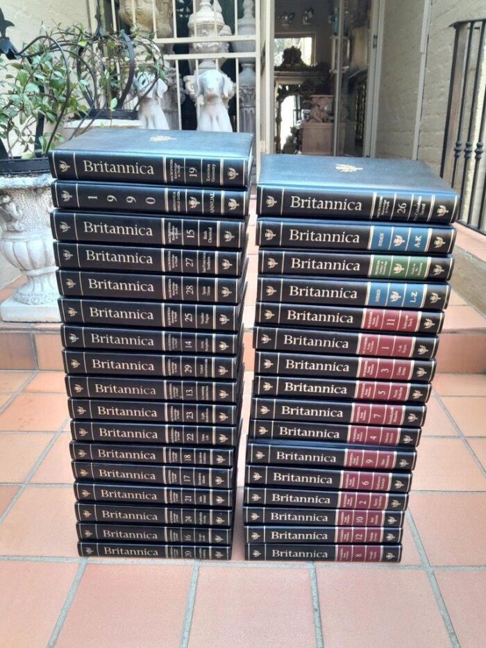A 20th Century Set Of Thirty-Three Encyclopedia Brittanica Volumes  15th Edition - Image 2