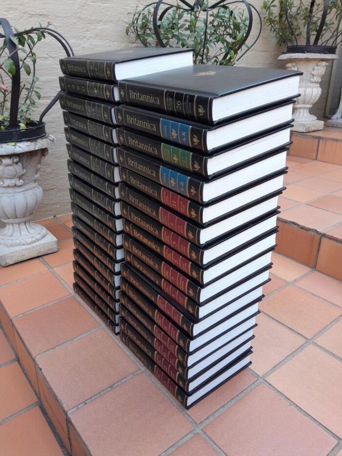 A 20th Century Set Of Thirty-Three Encyclopedia Brittanica Volumes  15th Edition - Image 3