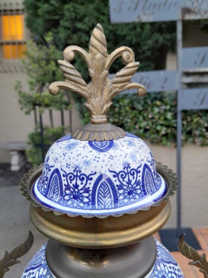 An Antique 19Th Century Blue / White Dutch Garniture Set With Key And Pendulum - Image 7