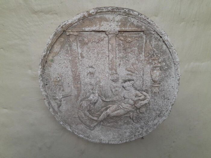 A Concrete Relief Round Plaque Sculpture Of Greek Classical Figures - Image 2
