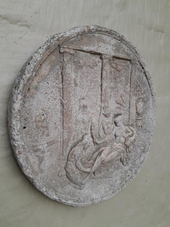 A Concrete Relief Round Plaque Sculpture Of Greek Classical Figures - Image 3