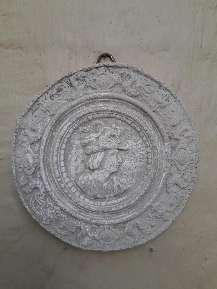 A Concrete Relief Round Plaque Sculpture Of Classical Head Figurine - Image 2