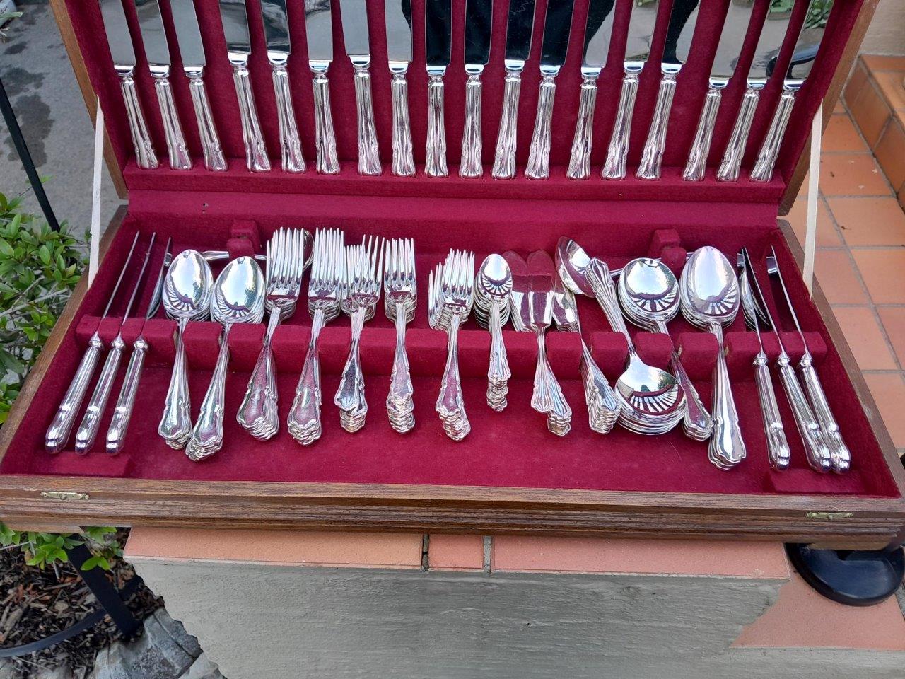 A Twelve Place Eetrite Silver-Plate Cutler Set In Canteen - Image 3