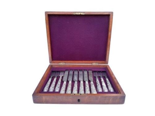 An Antique Victorian Silver Plated Fruit Set With Engraved Pattern On Blades In A Canteen