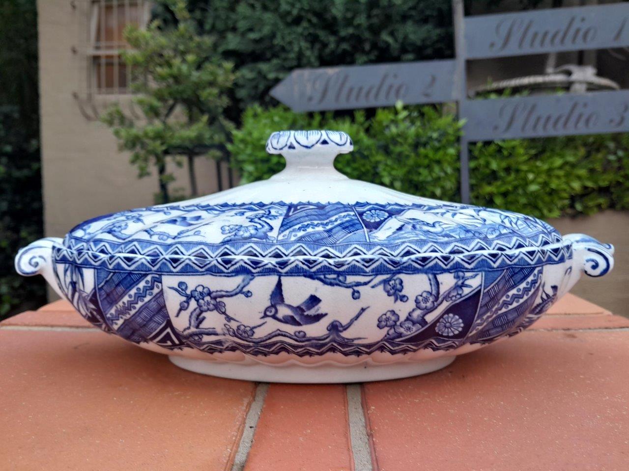 An Antique Set Circa 1880s Gordon Brothers Blue / White Set Or Oriental Pattern Platter And Tureens Comprising (13 Pieces) - Image 5