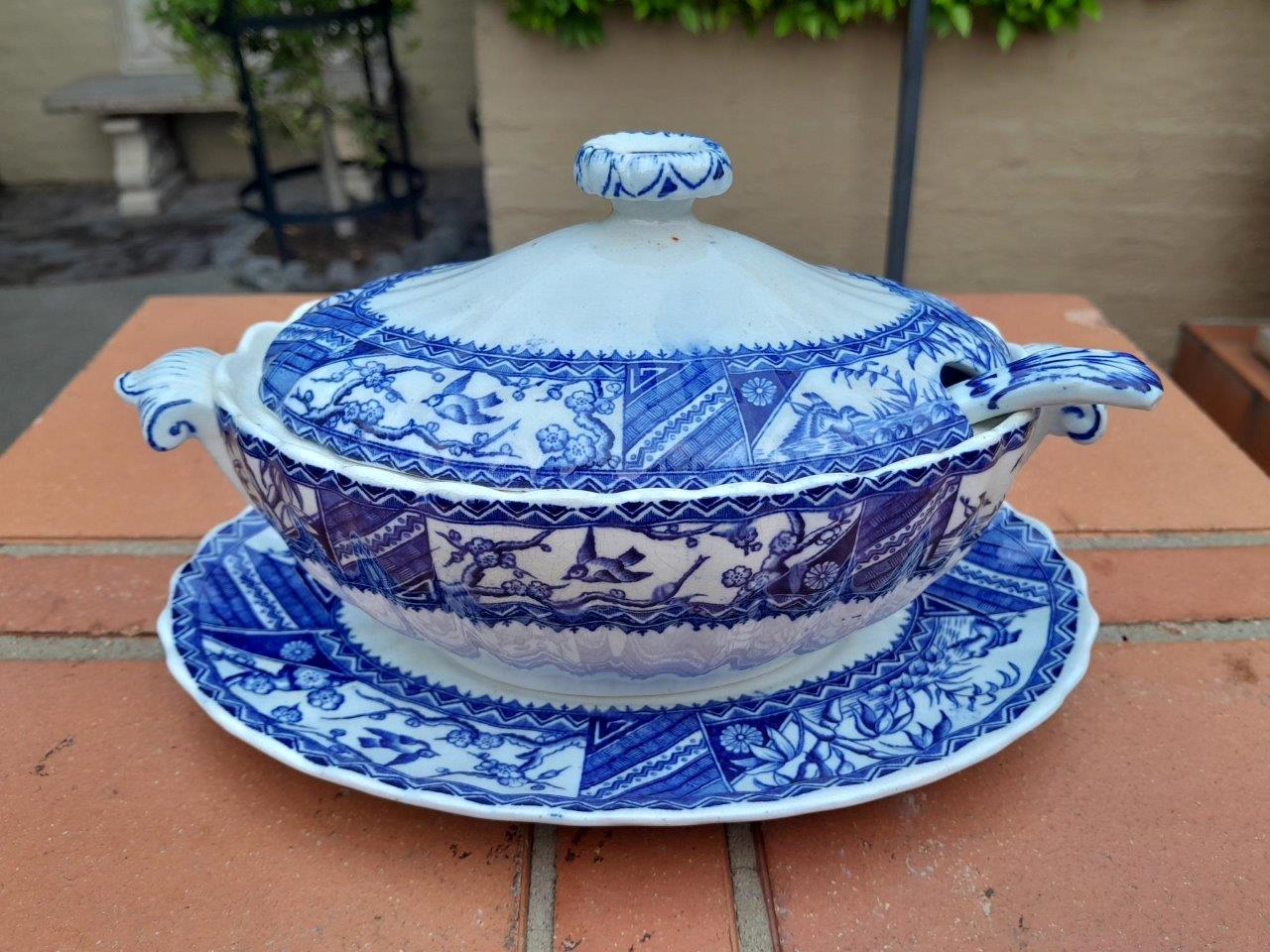 An Antique Set Circa 1880s Gordon Brothers Blue / White Set Or Oriental Pattern Platter And Tureens Comprising (13 Pieces) - Image 7