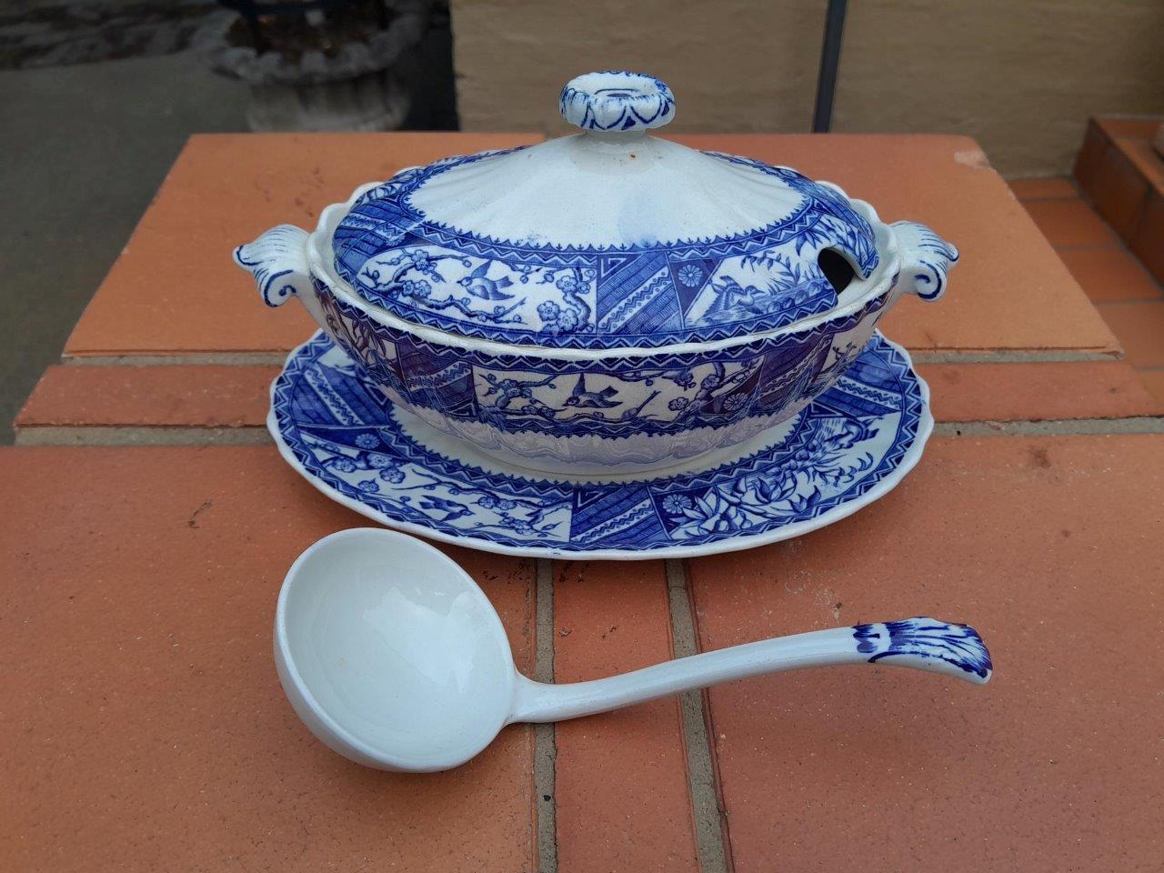 An Antique Set Circa 1880s Gordon Brothers Blue / White Set Or Oriental Pattern Platter And Tureens Comprising (13 Pieces) - Image 8