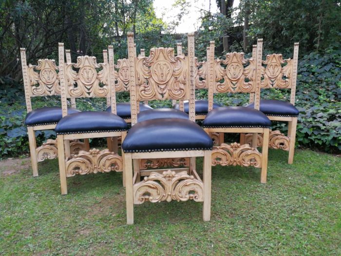 A 20th Century Set of Eight Carved and Bleached Oak Dining Chairs Upholstered in Leather - Image 3