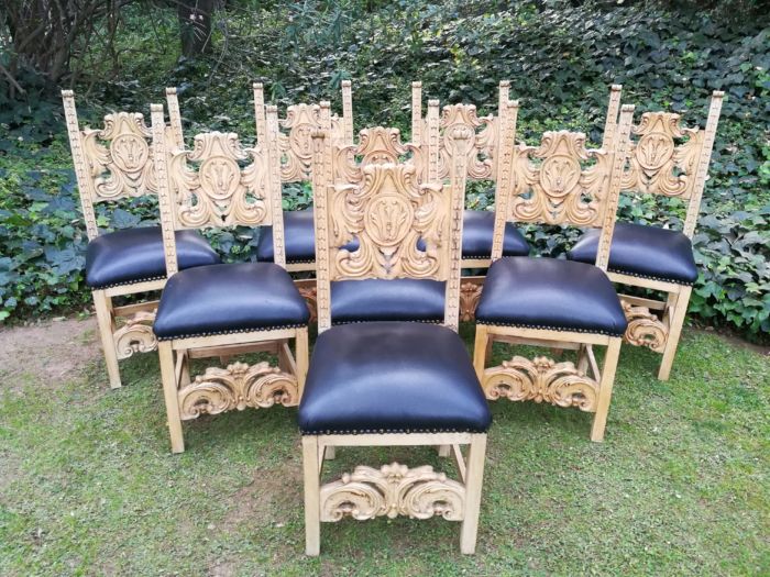 A 20th Century Set of Eight Carved and Bleached Oak Dining Chairs Upholstered in Leather - Image 4