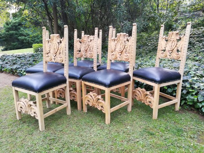 A 20th Century Set of Eight Carved and Bleached Oak Dining Chairs Upholstered in Leather - Image 5