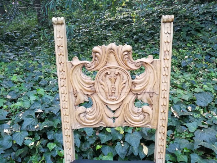 A 20th Century Set of Eight Carved and Bleached Oak Dining Chairs Upholstered in Leather - Image 7