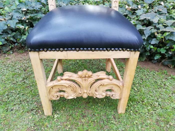 A 20th Century Set of Eight Carved and Bleached Oak Dining Chairs Upholstered in Leather - Image 8