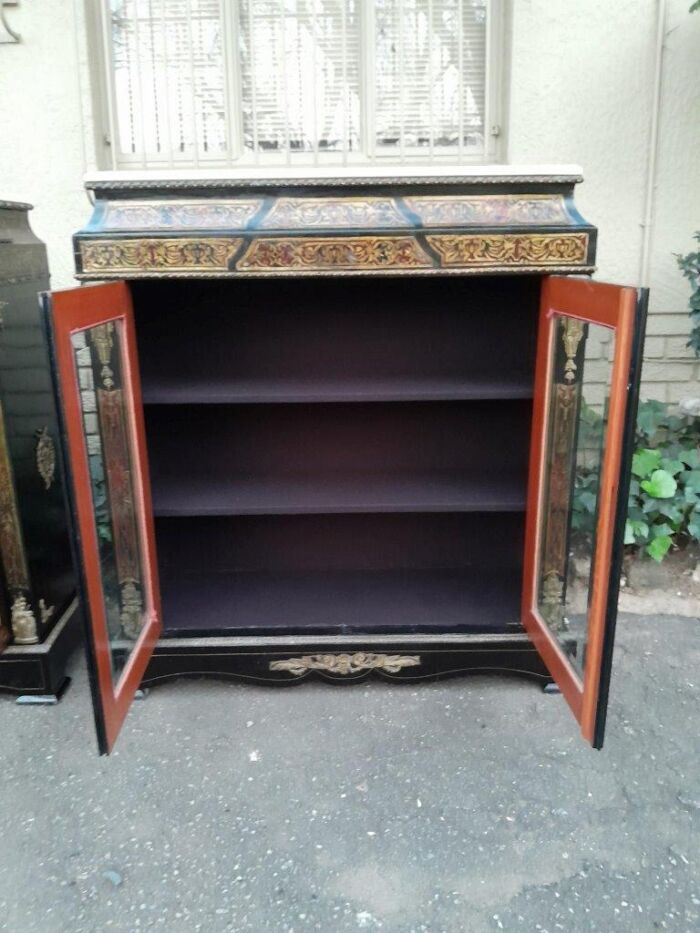 A Near Pair of Late 19th Century  / Early 20th century French Boulle Ebonised and Gilt Metal Cabinets and Cream Marble Tops - Image 6